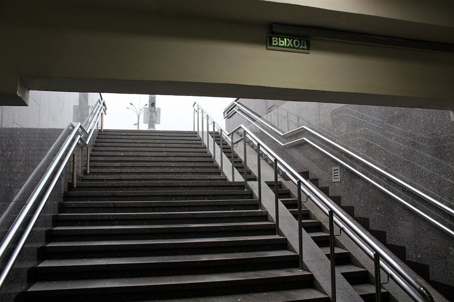 Лестница в подземном переходе. Лестница в подземном переходе. Лестница с переходом. Лестница в метро. Лестница с переходом.