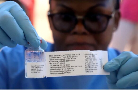 Работник Всемирной организации здравоохранения (ВОЗ) готовится провести вакцинацию во время запуска кампании, направленной на борьбу со вспышкой Эболы в портовом городе Мбандака.