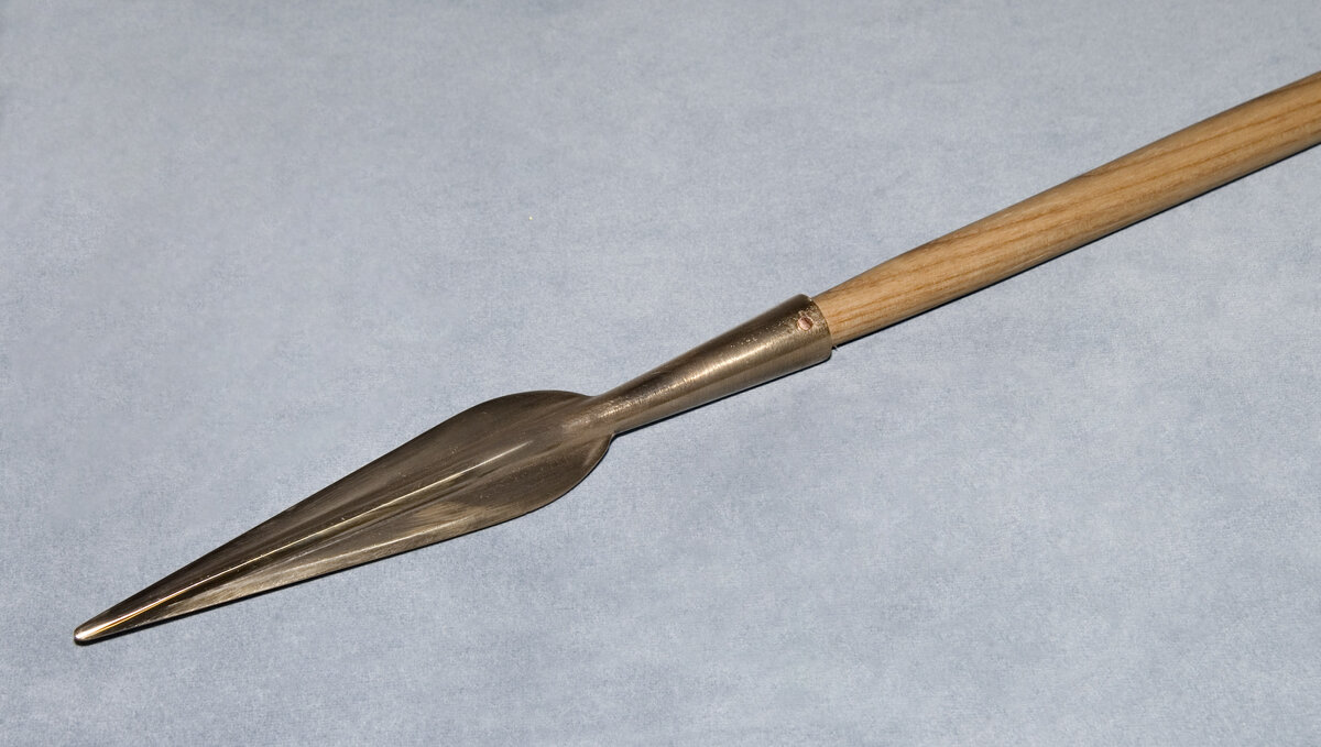 Копье, пожалуй, самый старый из всех существующих видов оружия. Его ровесниками из каменного века являются только топор и нож, но топор и нож - это в первую очередь орудия труда, понимаете ли.