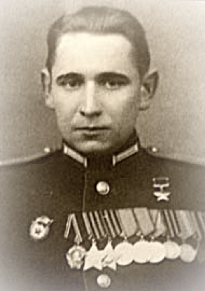  Логунов Александр Никитич – наводчик противотанкового ружья 490-го стрелкового полка 192-й стрелковой дивизии 39-й армии 3-го Белорусского фронта, рядовой.  На представленном выше фото А.Н. Логунов в период не ранее ноября 1951 года: в качестве помощника оперуполномоченного секретариата УМГБ на Крайнем Севере (город Магадан) и в погонах младшего лейтенанта, которых только что удостоился.