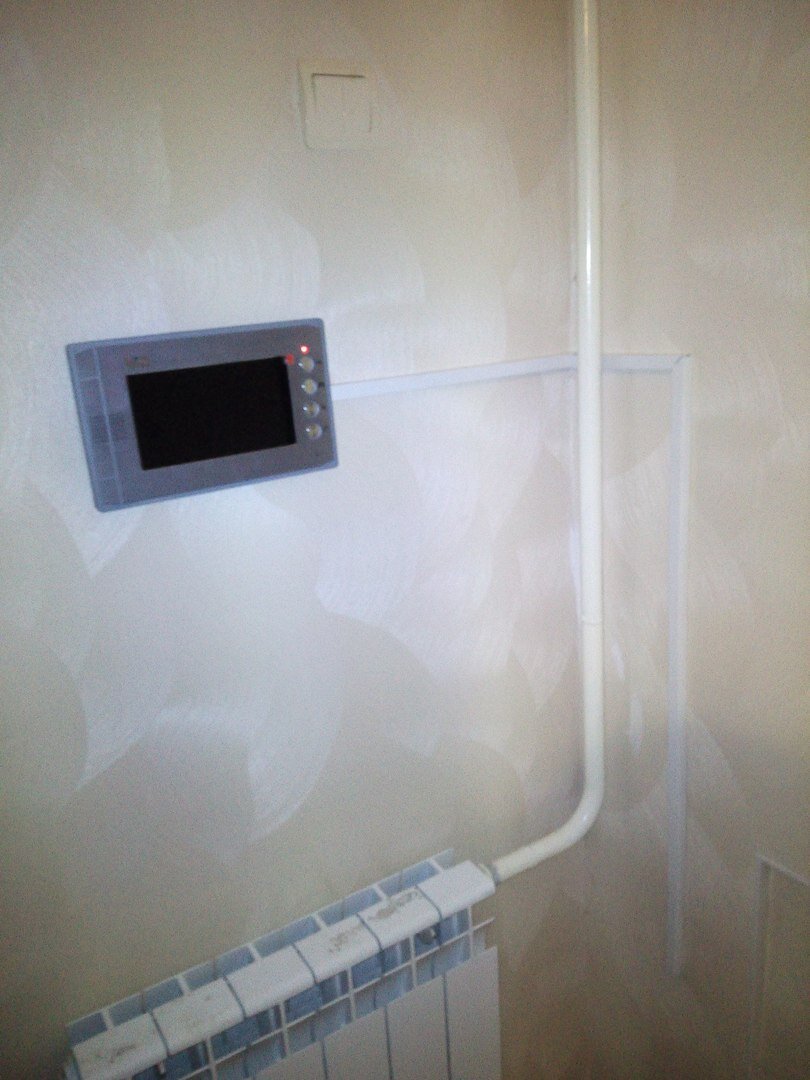 Внутренняя отделка дома была давно завершена и ничего не оставалось как ставить кабельный канал и в него укладывать провода.