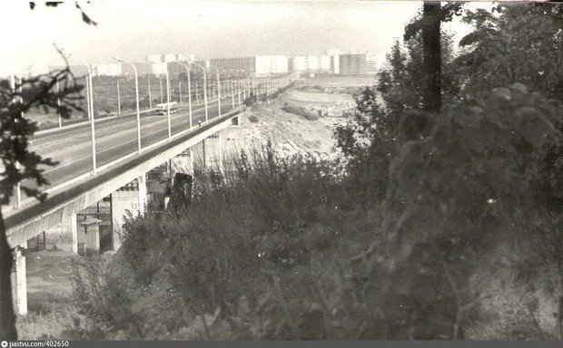 Начиная с лета 1993 года встречные трамваи на Компрессорном мосту стали разъезжаться поочередно — сперва один, а после — другой, а с 7 ноября 1994-го по 2 декабря 1999 года движение трамвайных маршрутов №13 и 14 по третьей транспортной дамбе было полностью перекрыто. Фото сделано летом 1995 г.