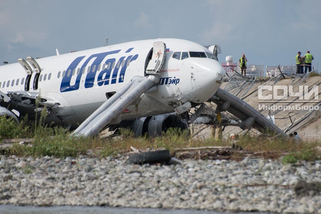 Авария boeing 737 в сочи. Самолёт боинг 737-800 ютэйр. Боинг 737 выкатился в сочи. Боинг сочи. Боинг сочи.