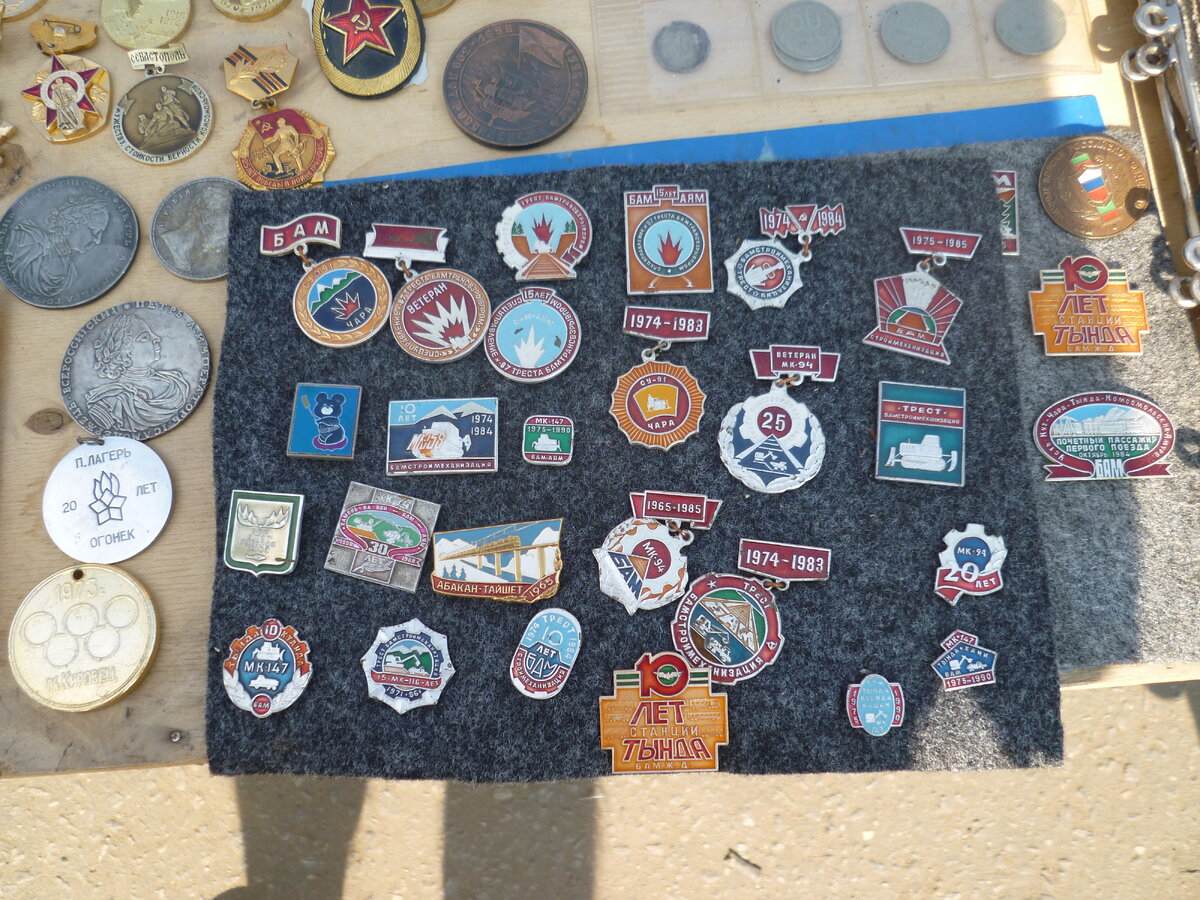 Фото части витрины со значками. Здесь их можно хотя-бы относительно хорошо разглядеть.