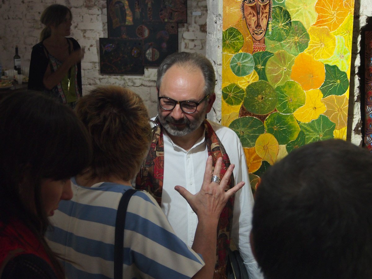 Музыкант и художник охотно беседовал со всеми посетителями.