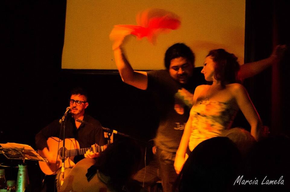 Фотография из личного архива. Моя спонтанная самба в Буэнос Айресе, под живую музыку, на камерной милонге. Как  часто бывает, я без платка.