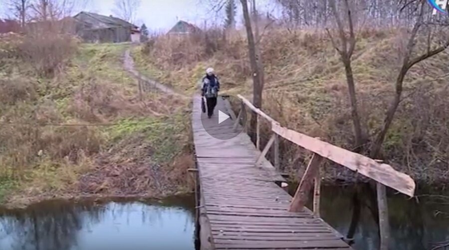 Удивительная история разворачивается в селе Масловское Поддорского района. Всё дело упирается в старенький  мост. В двух километрах есть нормальный мост, автомобильный, но людям  удобнее добираться по деревянному: он ближе. И вот его-то регулярно ломают.