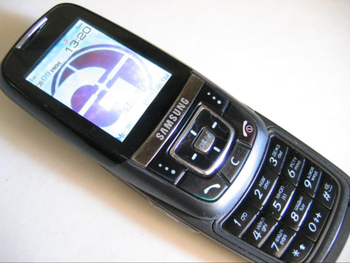 Какой он сексуальный)