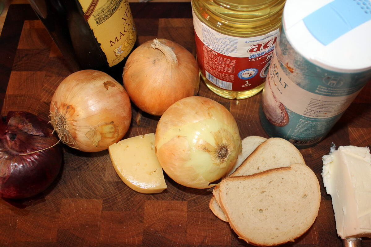 Обычно в луковый суп к этим продуктам добавляют тимьян, но у меня закончился.