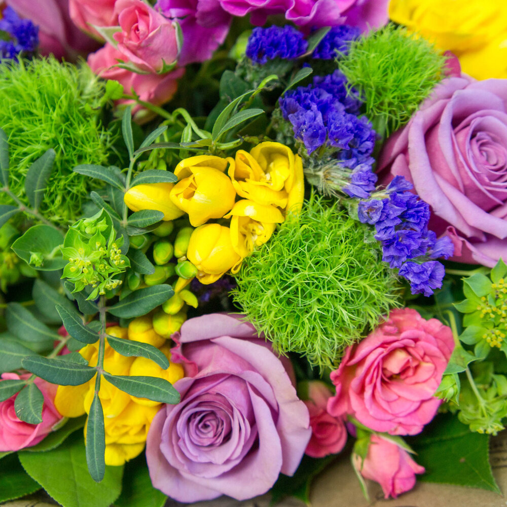 Приобретение цветов лишь на первый взгляд дело нехитрое. Наверняка каждый хоть раз сталкивался с букетом, который увядал на следующий день, а то и начинал сыпаться до вручения...