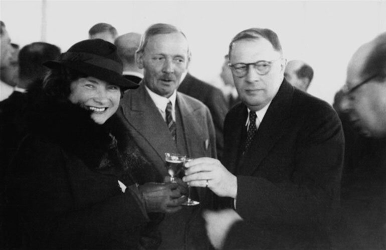 Мария Майерова с поэтом Карелом Томаном (в центре) и А.Н. Толстым (справа)