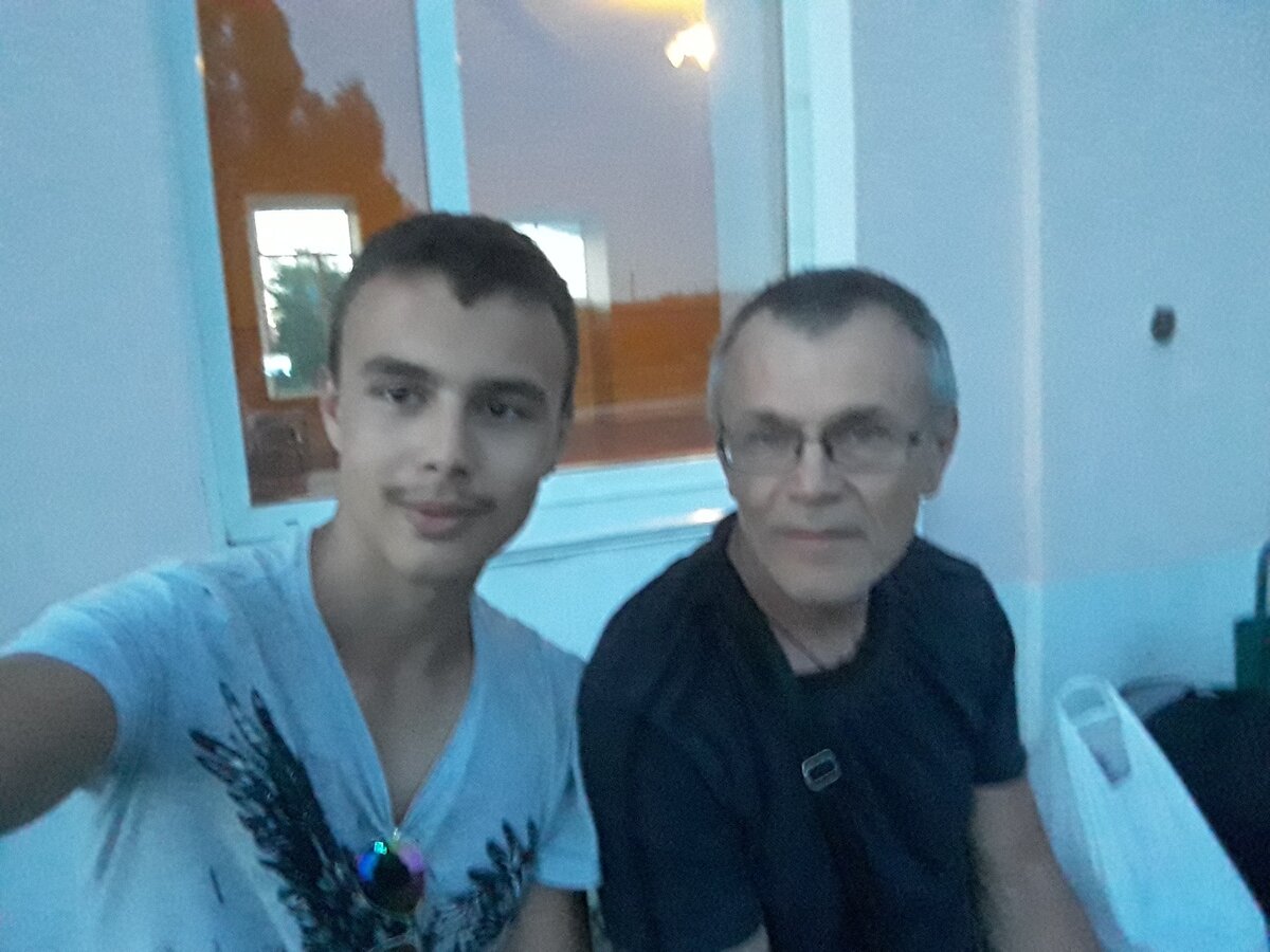 Дизель поезд проходит через Снигиревку в 5:00 утра. Я пришел на вокзал в 4:30 и сделал фотку с батей, он тогда пришел провожать меня (см. фотку выше) 
В 5:00 прибыл дизель. Я сел в него. Через 10 минут он отправился. по пути было много остановок.  Но на первом перегоне я попросил свою подругу сфоткать меня: (см. ниже)