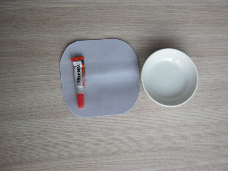 Берем розетку и круг светло- серого фоамирана,  розетку приклеиваем к фоамирану. 