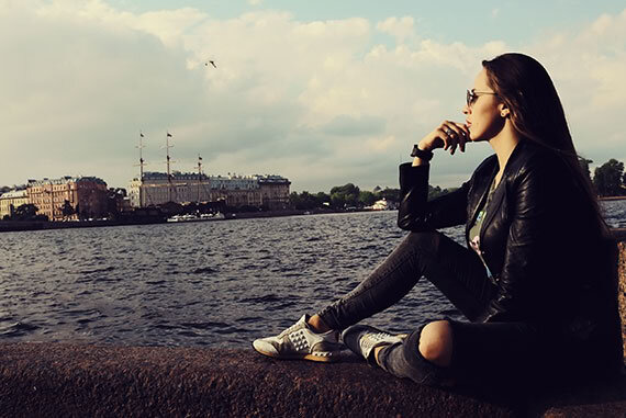 Исторический центр нашей страны, Санкт-Петербург, торжественно принимает гостей с разных континентов, окутывая их эйфорией монументальности и изысканности во всех проявлениях. Умеющая себя подать очаровательная леди является драгоценным аксессуаром при посещении на выходные культурной столицы великой страны, миновать дар, который не стоит.