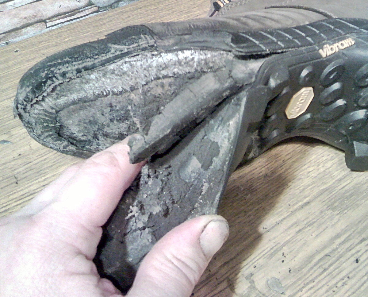 Подошва состоит из двух слоёв.