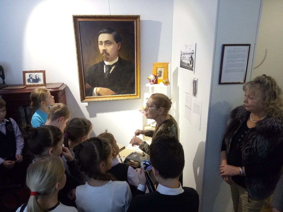 М.П. Никулина с детьми перед портретом Д.Н. Мамина-Сибиряка