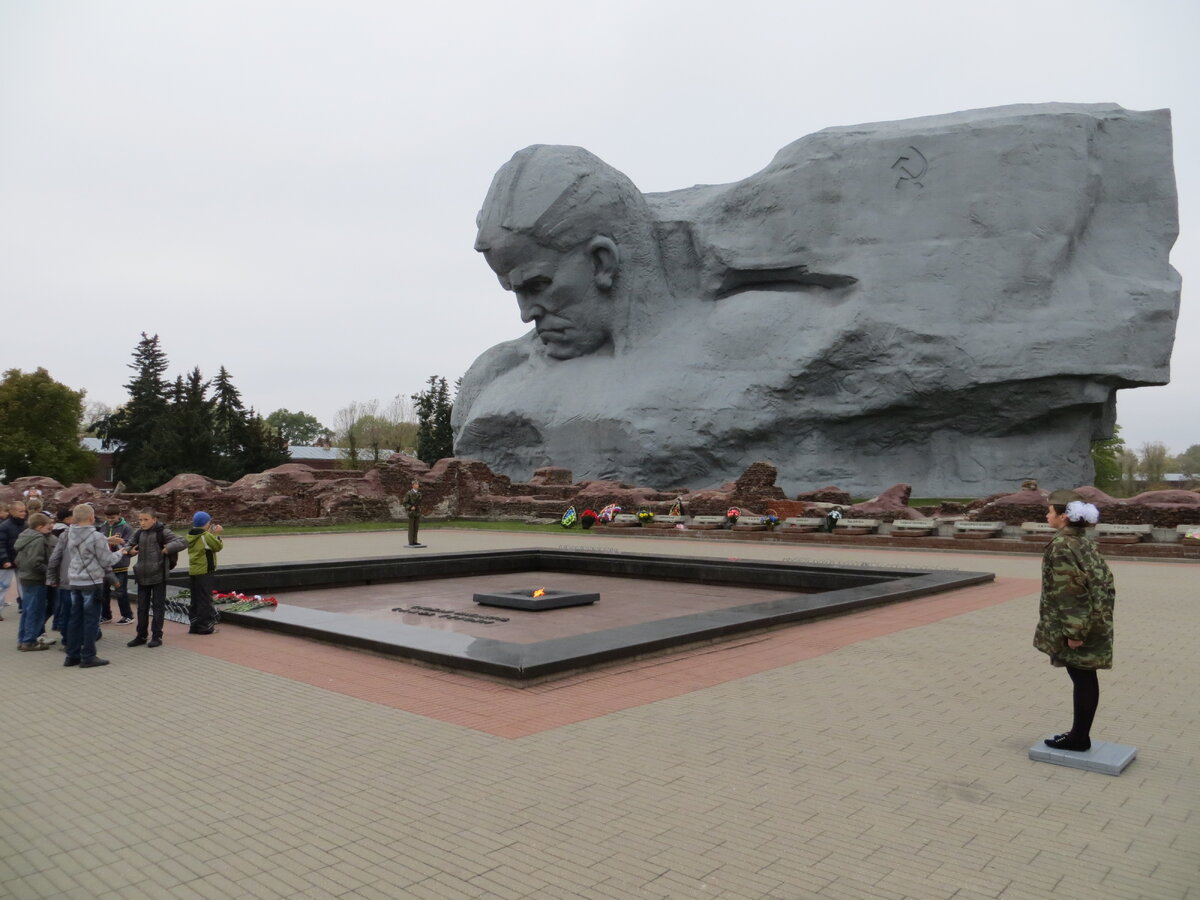 Главный монумент Бреской крепости – скульптурное изображение воина и знамени