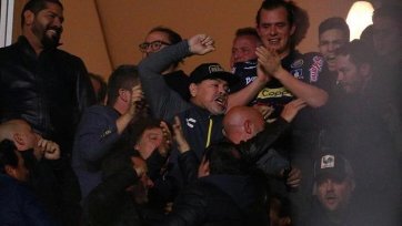 Фото: ESPNНа протяжении всего поединка с «Атлетико Сан-Луис» болельщики оскорбляли аргентинца, который из-за дисквалификации находился на трибуне. После финального свистка Марадонавышел из раздевалки, где были болельщики соперника. В какой-то момент он не сдержался и бросился с кулаками на них.

