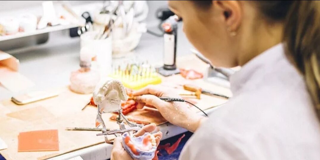 Зубной техник вузы. Профессия зубной техник. Зубная техника. О профессии зубного техника. Учеба на стоматолога.