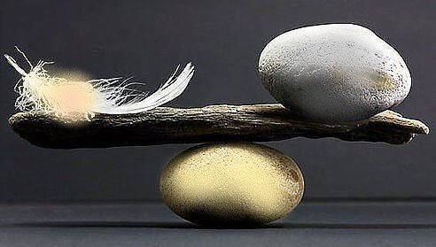 "Белые хлопья, снежная сказка лета.
Тополиный пух" (Луна Судзаки)