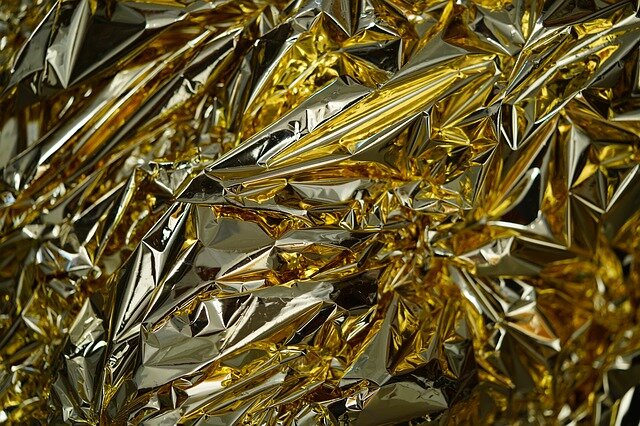 Фольга действительно может ослаблять волны.