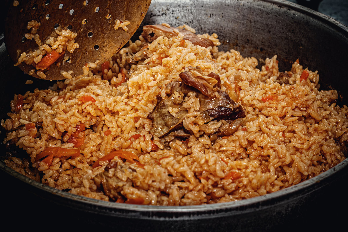 Узбекский плов с курицей. Плов из риса басмати. Плов без масла. Морковь лук рис и свинина. Плов в казане.