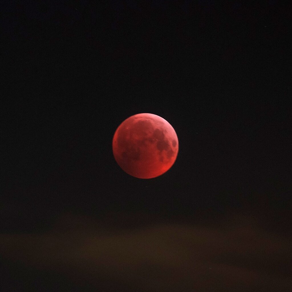 Купить кровавая луна. Кровавая Луна затмение. Кровавое лунное затмение. Затмение Луны Кровавая Луна. Красная Луна.