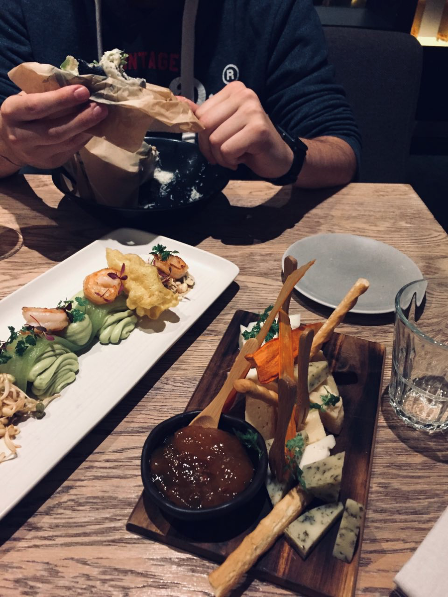 Креветки и ассорти из сыров