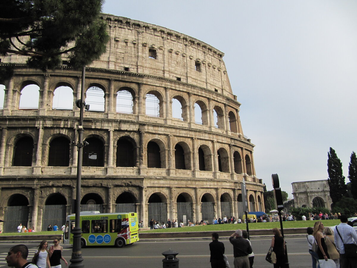 Количество туристов, посещающих Колизей  - огромно. Они будут везде. Что бы не стоять в очереди - купите Roma Pass и можно будет пройти в отдельный вход, минуя очереди.
