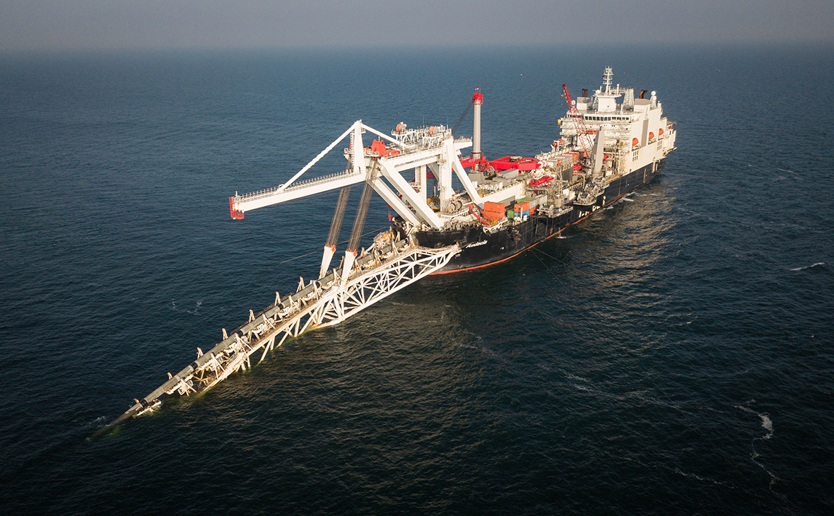 Укладка труб на морском участке газопровода.