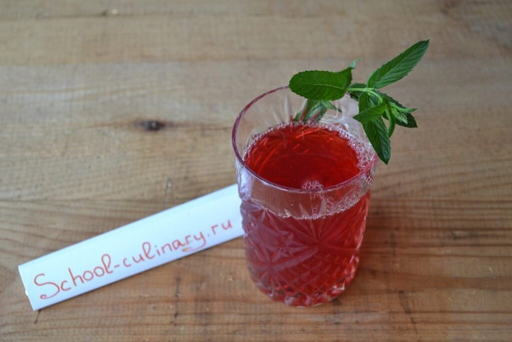 Вымойте и обсушите яблочки.

Нарежьте их небольшими дольками, удалив хвостики и сердцевину.

Ополосните сливу или алычу. Больше с ней ничего делать не надо, она пойдет в компот целиком.

Вымойте и обсушите абрикосы.

Аккуратно разделите пополам и удалите косточки.

Вымойте вишню. В данном случае она замороженная.

Немного белой и красной смородины.

И клубничка. Она, кстати, тоже может быть и свежей, и заранее замороженной.

Выложите все фрукты и ягоды в большую кастрюлю.

И залейте чистой водой. Поставьте на огонь и доведите до кипения. После проварите около 12-15 минут.

В конце добавьте по вкусу сахар и по желанию мяту. Снимите компот с огня и оставьте до полного остывания.

Остывший компот процедите и остудите перед подачей. Угощайтесь!
