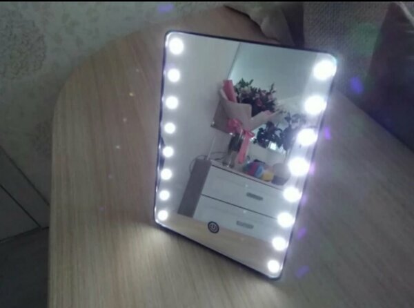 Вот такое вот прикольное зеркало, 16 светодиодных лампочек все работают.