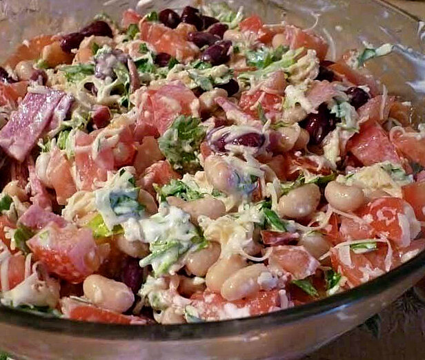 Салат из фасоли и сухариков и колбасы рецепт с фото