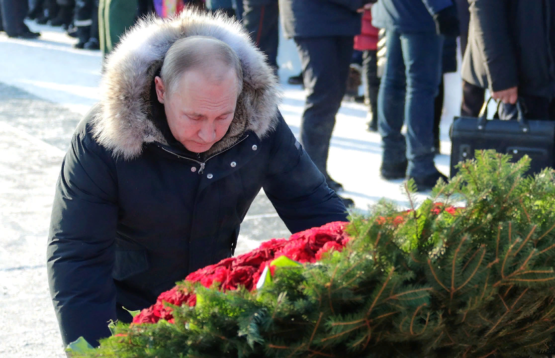 Владимир Путин, уроженец города, чей брат погиб в осаде, возложил цветы к месту происшествия