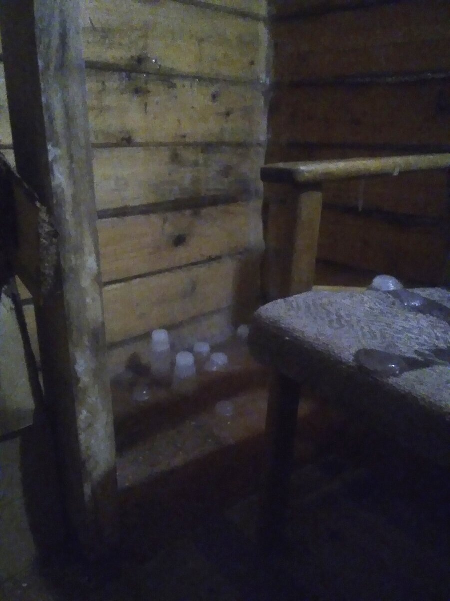 Предбанник у нас обледенел так, что каждый раз, во время растопки с потолка на нас обрушивается ливень!