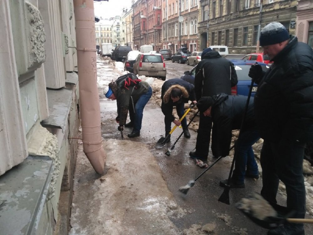 Субботник по уборке снега в Петербурге. Фото ТК "Новости Петербурга"