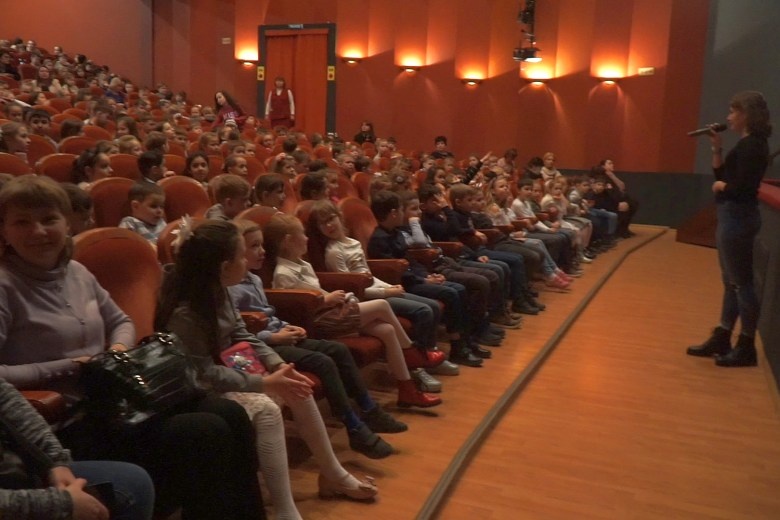 Астраханские школьники получили дипломы юных театралов