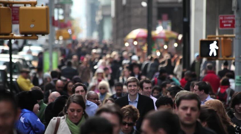 Американцы, как и многие европейцы, стукачи. Да, именно стукачи. Плохо это или нет - решать вам. Например, если вы будете шуметь в квартире после 23 часов, то они совсем немного потерпят и вызовут полицию. Нет, они не пойдут пугать вызовом копов или просить по-доброму сделать потише.
