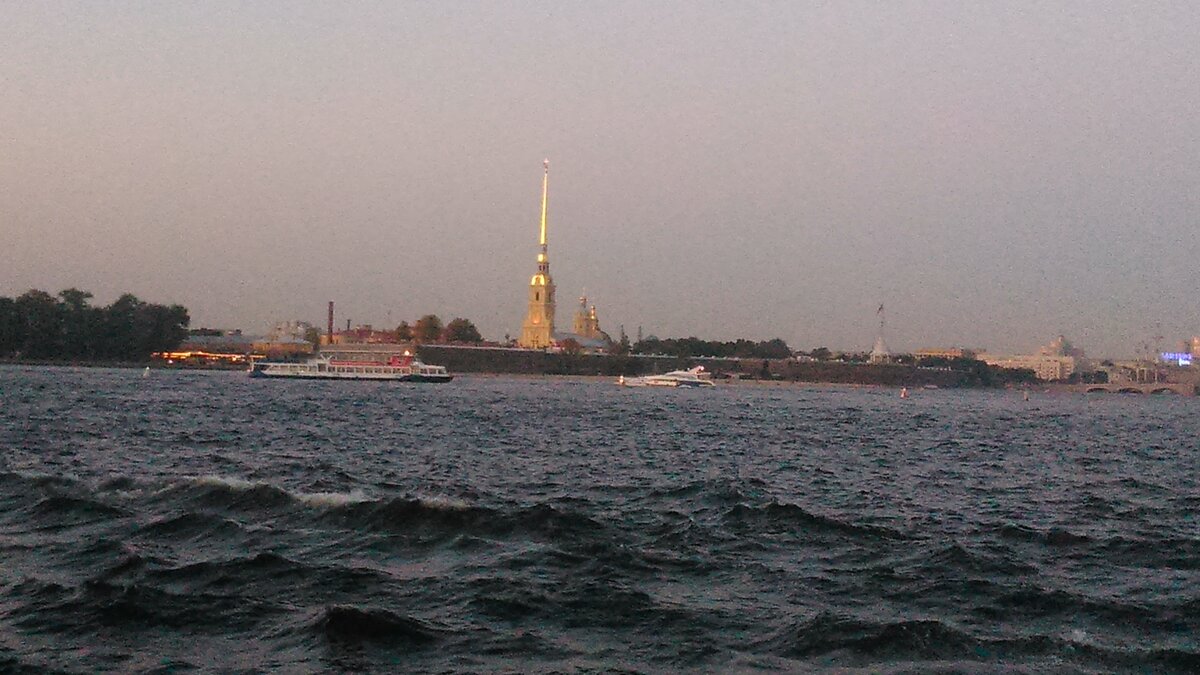 Петропавловская крепость. Вид с одной из пристаней у Дворцового моста. 