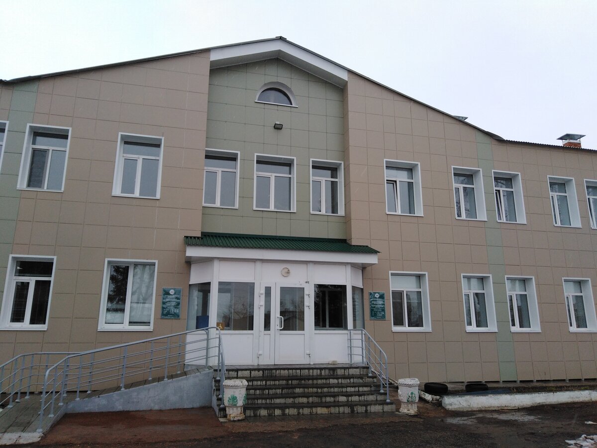 В настоящее время в диспансере трудятся 39 сотрудников. Как и в других маленьких городах существует проблема с нехваткой дерматовенерологов. Четверо специалистов КВД за день принимают порядка 50-60 пациентов.