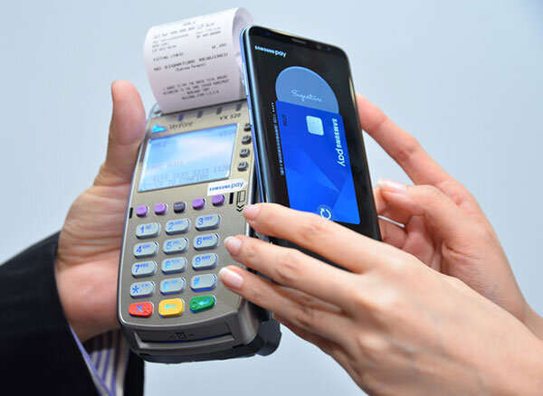 ВАЖНО! Некоторые банковские терминалы настроены таким образом, что перед вводом суммы оплаты на нем необходимо сначала вставить банковскую карту, не пугаемся, также подносим смартфон к считывателю магнитных карт на банковском терминале, с активированной функцией оплаты в Samsung Pay, и "вуаля" он просит ввести сумму оплаты.