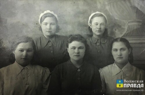 Таисия справа во втором ряду