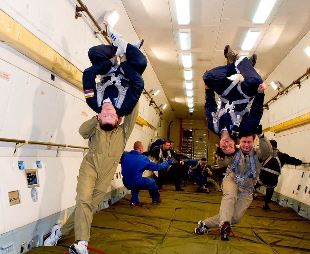 Влияние космоса на человека. Беговая дорожка tvis на мкс. Космонавты тренируются. Спортзал на мкс. Тренажеры для космонавтов в космосе.