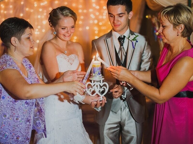 Разберем варианты декоративного оформления свадебных свечей своими руками