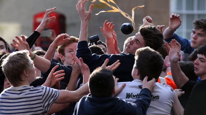 Фото из репортажа BBC об играх в Джедбурге. https://www.bbc.com/news/uk-scotland-south-scotland-35558735 Ба - это вот этот маленький мяч, украшенный ленточками