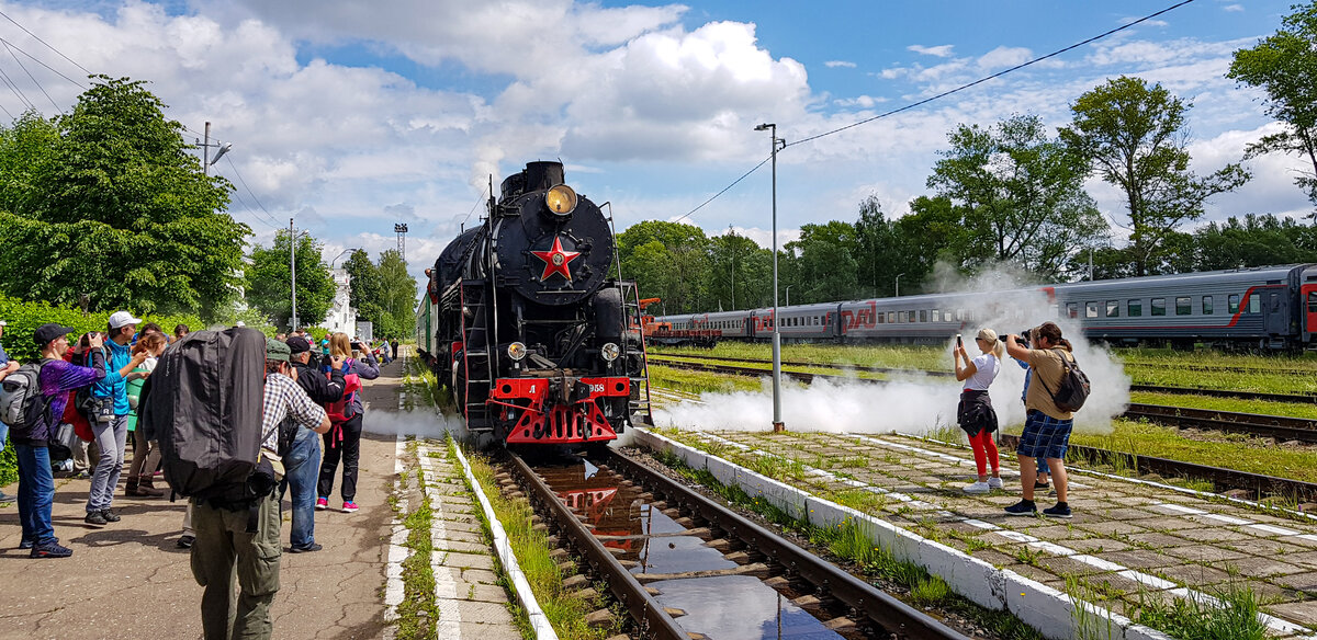 Массовый ажиотаж у паровоза на станции Осташков. Фото: Алексей Алексеев