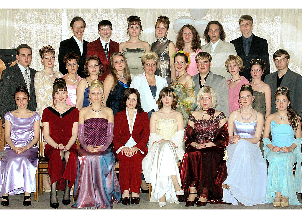 выпускники 3 школы 1998 года. выпускной 1999 год. платье на выпускной 2000. выпускники 2000 года фото. школа 2000 выпускники.