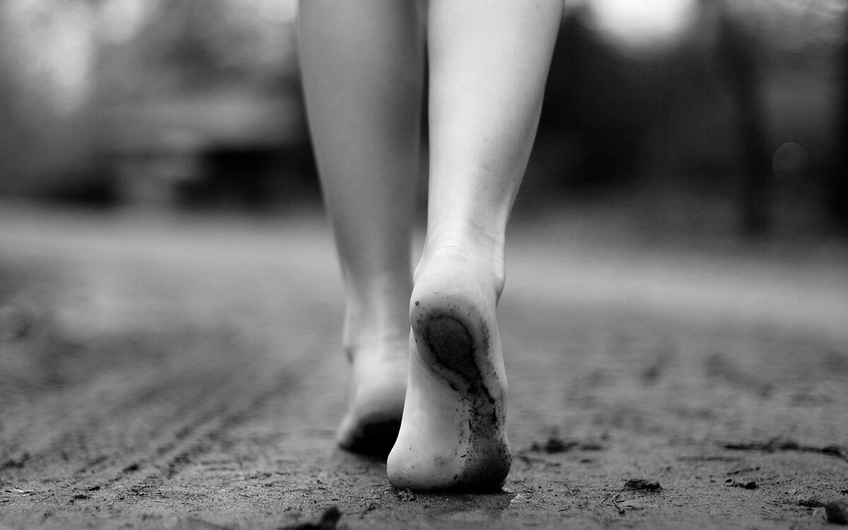 Красивые женские ноги. Ноги черно белые. Ноги идут. Уходящие ноги. Вижу ее шаги