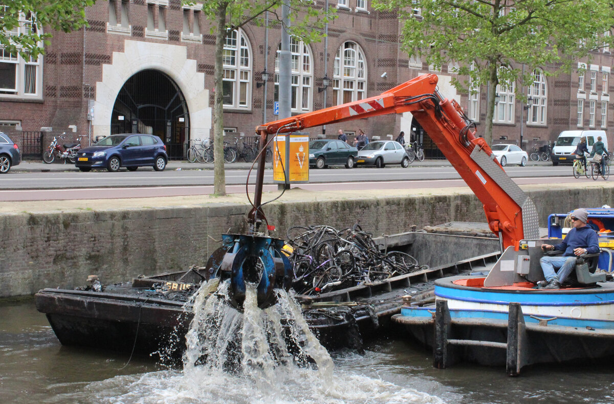 Очистка каналов Амстердама от велосипедов (фото с Pinterest.com)