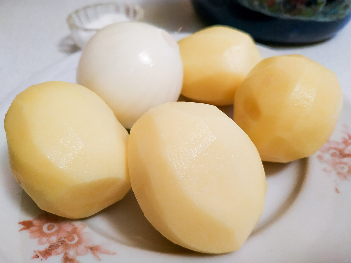 Почищенная картошка, лук